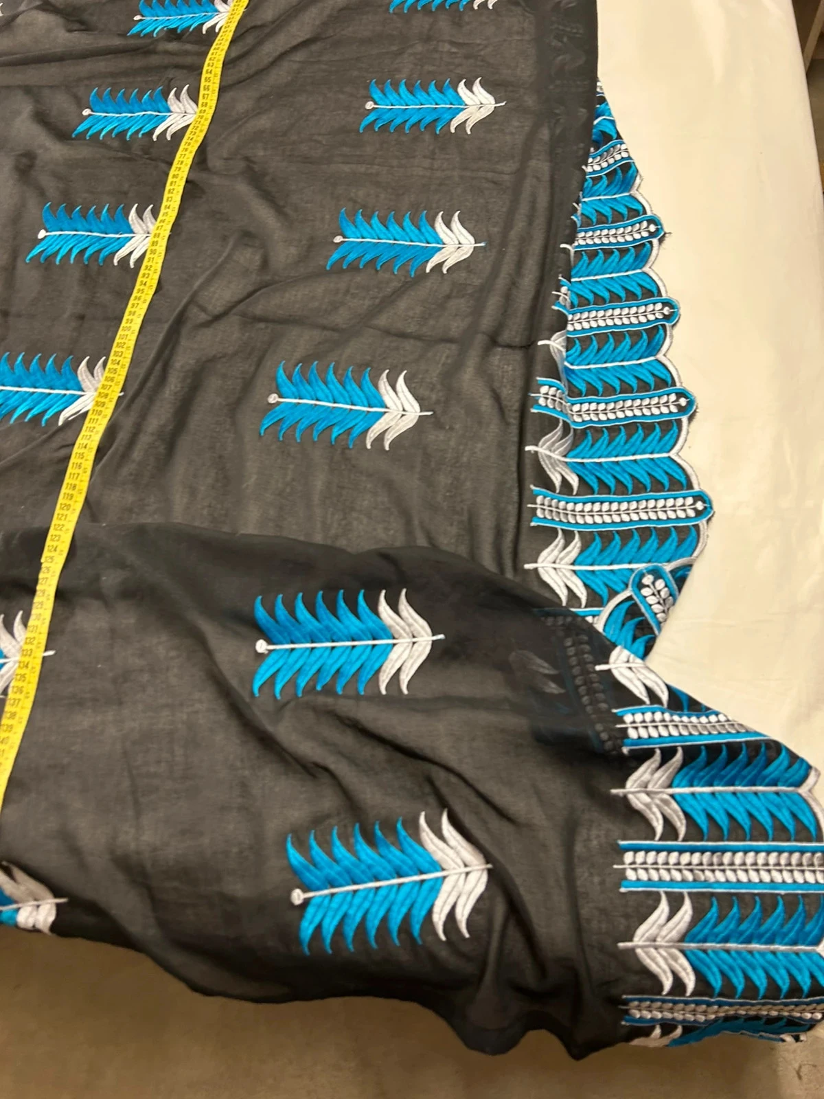 Vintage zwarte tafelkleed met geborduurd blauw motief – photo 2